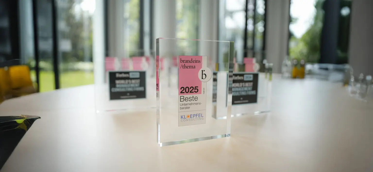 Transparente Auszeichnung mit der Aufschrift '2025 Beste Unternehmensberater' von KLOEPFEL Consulting.