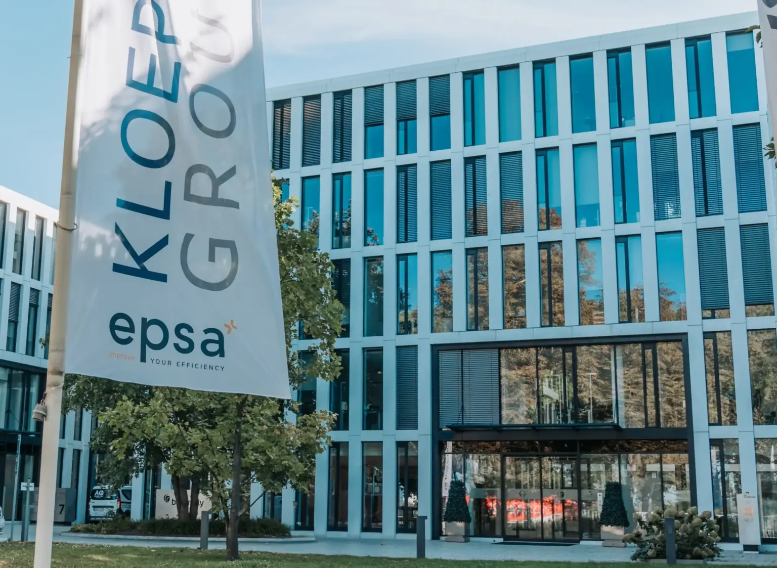Fassade des KLOEPFEL Group Gebäudes mit EPSA Logo auf einem Banner.
