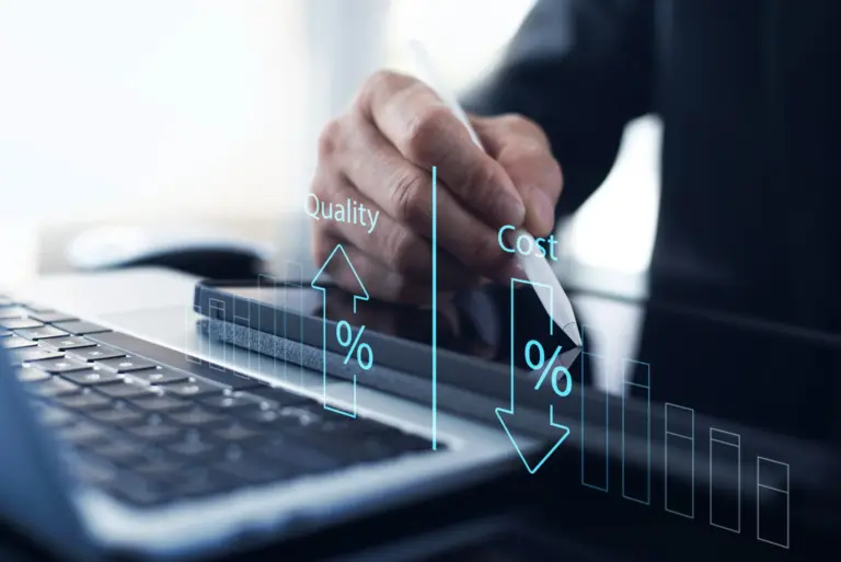 Eine Hand, die auf einem Laptop mit Grafiken zu Qualität und Kosten arbeitet.
