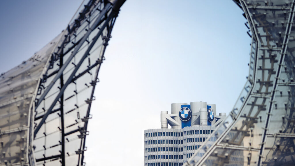 Die BMW Konzernzentrale in München, sichtbar durch eine architektonische Struktur.