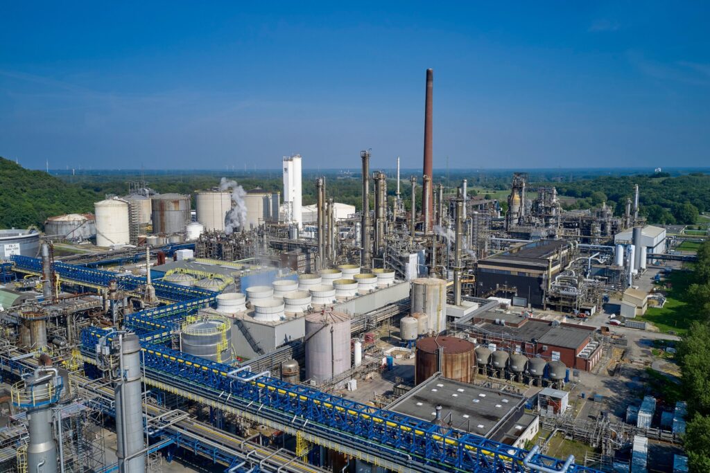 Luftaufnahme einer Industrieanlage mit verschiedenen Tanks und Rohrleitungen in Scholven.