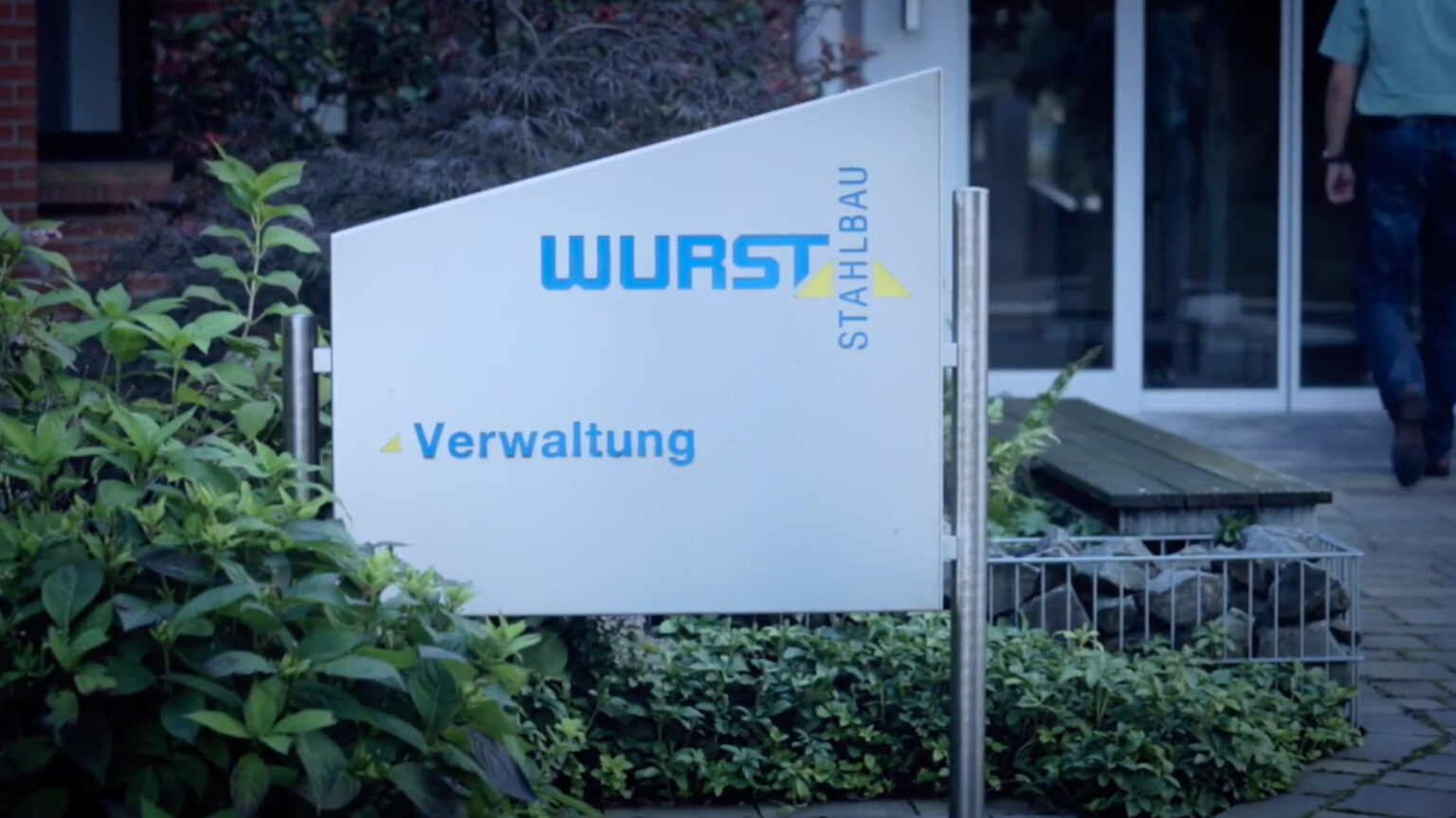 Verwaltungsschild von Wurst Stahlbau, aufgestellt in einer grünen Umgebung.