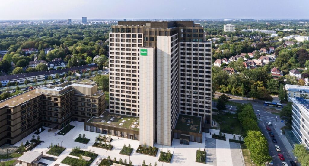 Moderne Bürogebäude der BayWa Zentrale mit mehreren Etagen und begrünten Flächen.