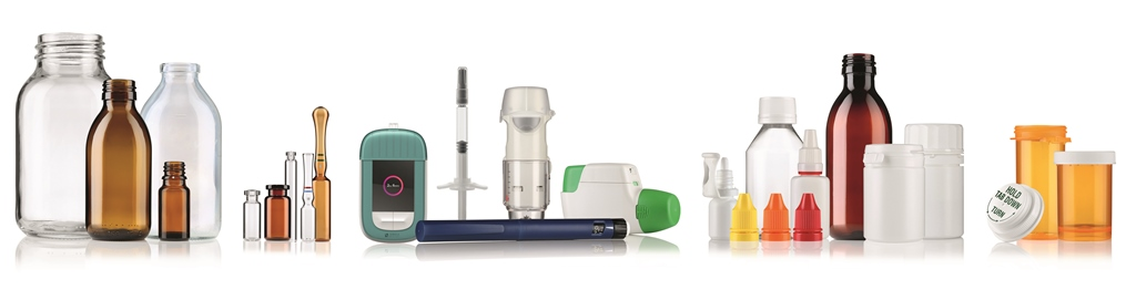 Une collection de différents récipients en verre et en plastique de différentes formes et tailles.