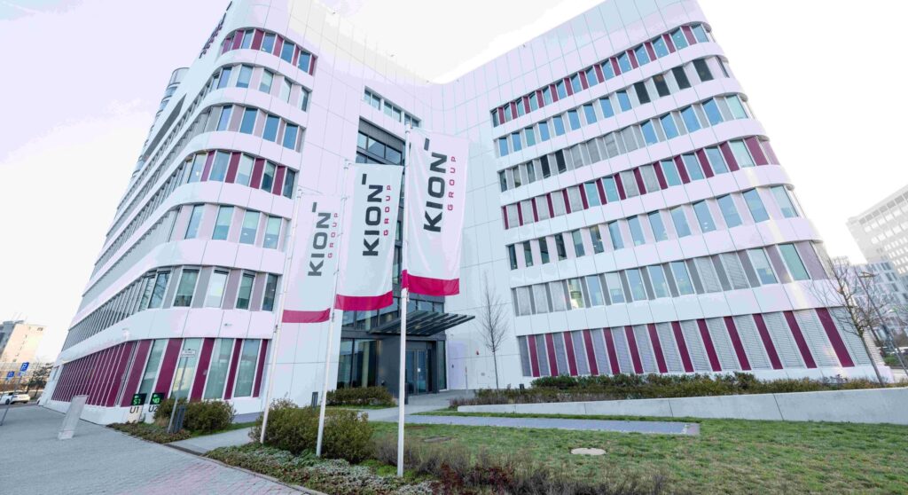 Fassade des KION Group Gebäudes mit Flaggen und modernen architektonischen Elementen.