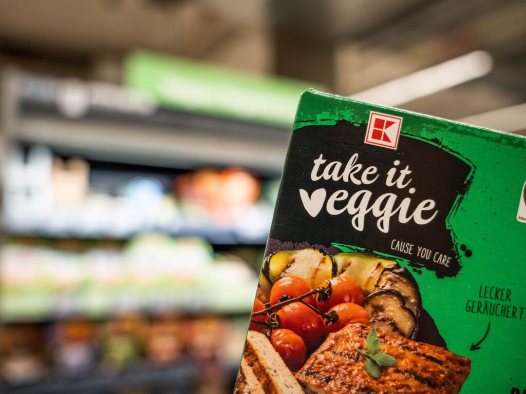 Verpackung des Kaufland Take it Veggie Produkts mit Gemüseabbildung.