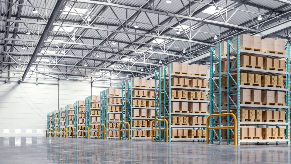 Ein Logistiklager mit hohen Regalen, die mit Kartons gefüllt sind, und einem glatten Boden.