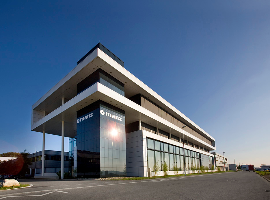 Moderne Architektur des Manz AG Gebäudes in Reutlingen mit Glasfassade und klaren Linien.