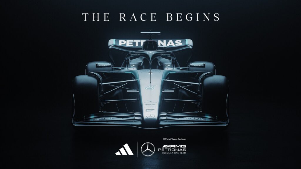 Mercedes-AMG F1 Rennwagen mit adidas Logo und PETRONAS Branding im Vordergrund.
