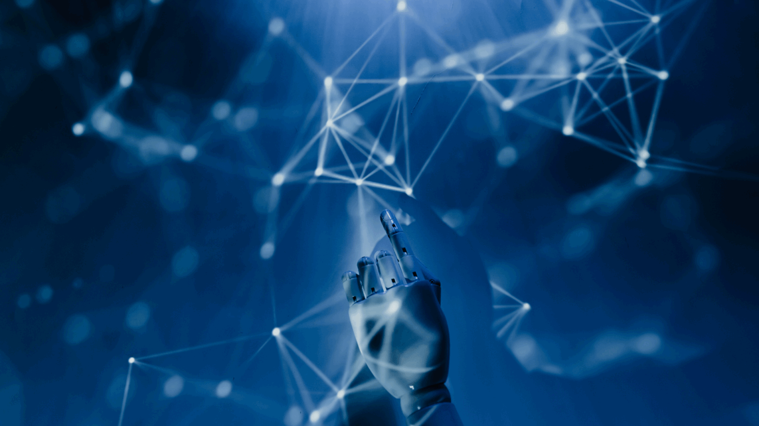 Eine Roboterhand, die auf ein Netzwerk von Verbindungen in blauer Farbe zeigt.