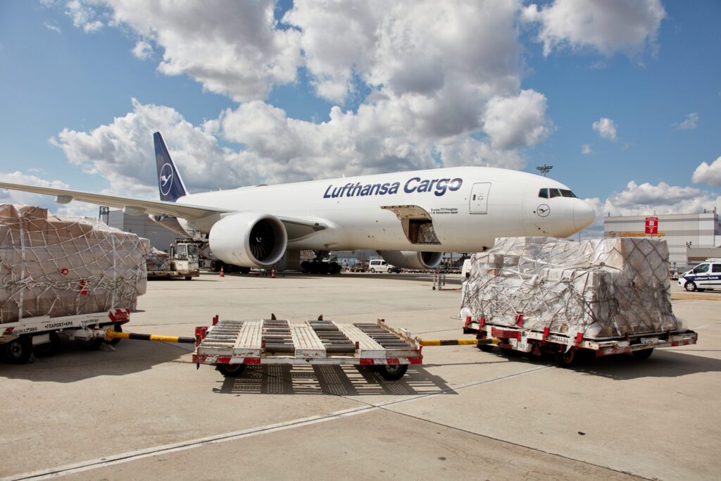 Lufthansa Cargo Flugzeug mit Frachtcontainern auf dem Flughafen.