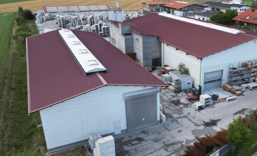 Luftaufnahme eines Lagergebäudes mit roten Dächern und verschiedenen Lagereinheiten.