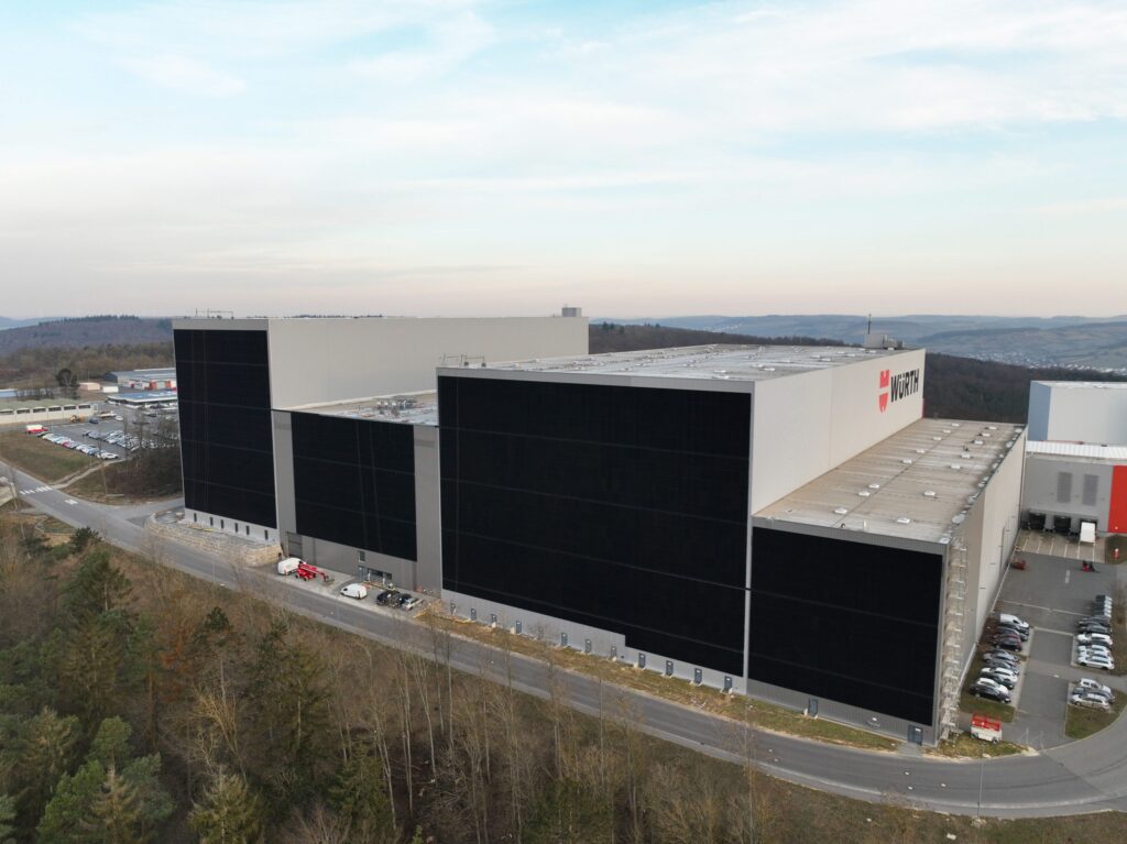 Hochregallager von Würth mit einer großen, schwarzen Fassade und mehreren Ladebereichen.