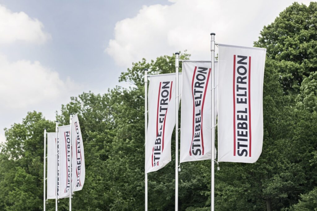 Fahnen mit dem Logo von Stiebel Eltron, die im Freien aufgestellt sind.