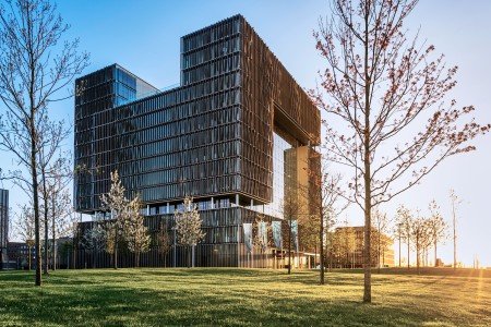 Modernes Bürogebäude von Thyssenkrupp mit einzigartiger Architektur und Glasfassade.