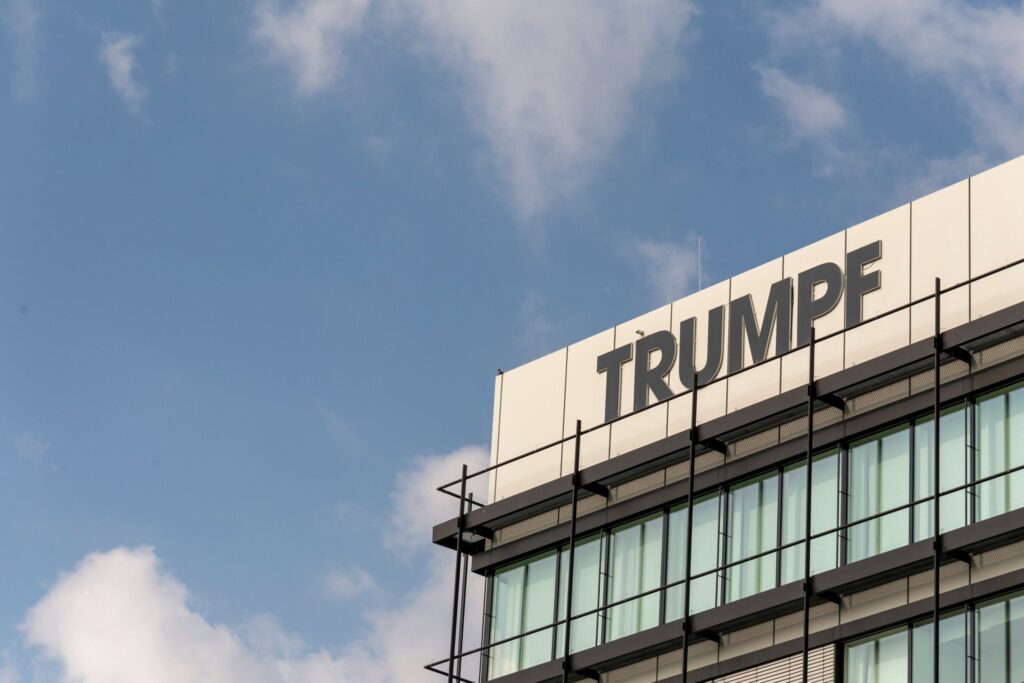 Fassade eines modernen Gebäudes mit dem Schriftzug 'Trumpf' auf dem Dach.