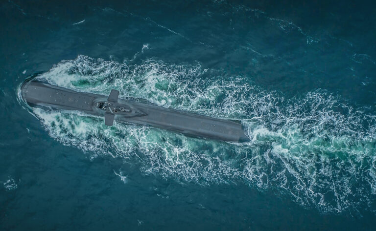 U-Boot von thyssenkrupp Marine Systems, das durch Wasser fährt und Wellen erzeugt.
