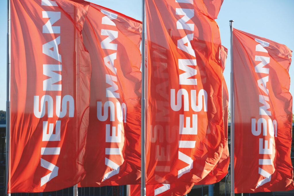 Rote Fahnen mit dem Logo von Viessmann, die im Wind wehen.