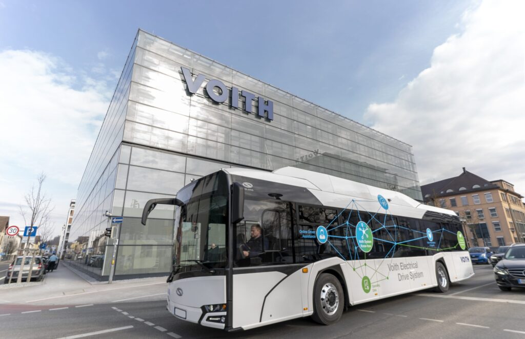 Ein Elektrobus mit Voith Electric Drive System fährt vor dem Voith Gebäude.
