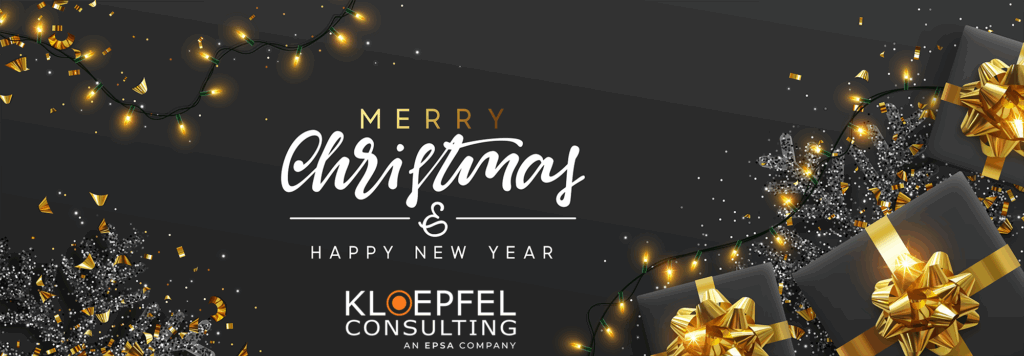 Weihnachtskarte mit goldenen Geschenken und dem Text 'Merry Christmas & Happy New Year' von KLOEPFEL CONSULTING.