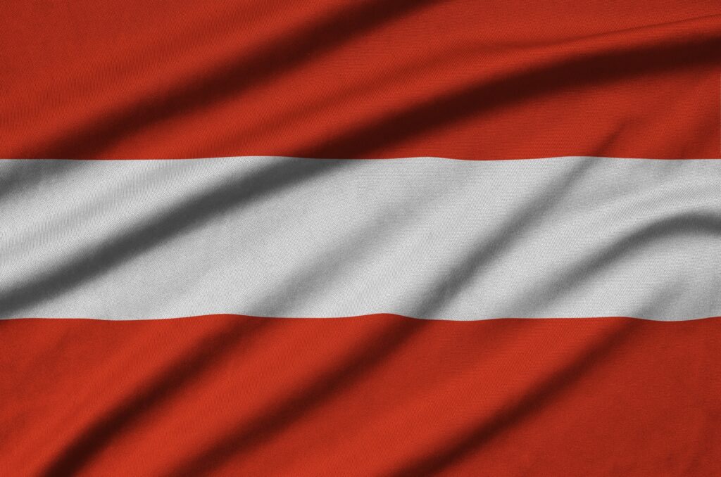 Die Flagge von Österreich, bestehend aus roten und weißen Streifen auf einem Stoff.