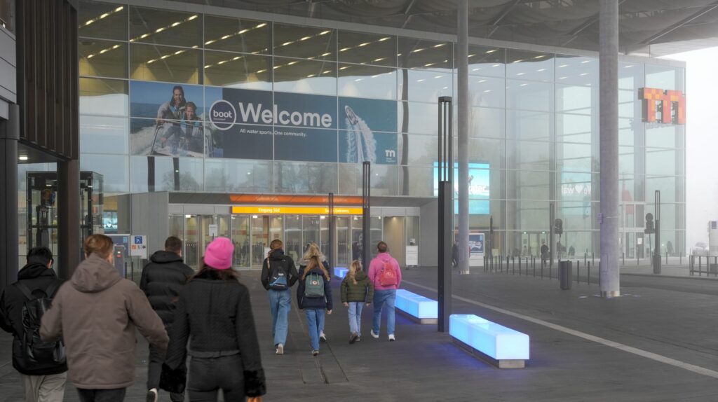 Eingang zum Boot Düsseldorf mit einem 'Welcome'-Schild und Besuchern, die sich nähern.
