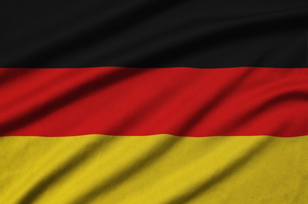 Die Flagge von Deutschland mit den Farben Schwarz, Rot und Gold in einem Stoffdesign.