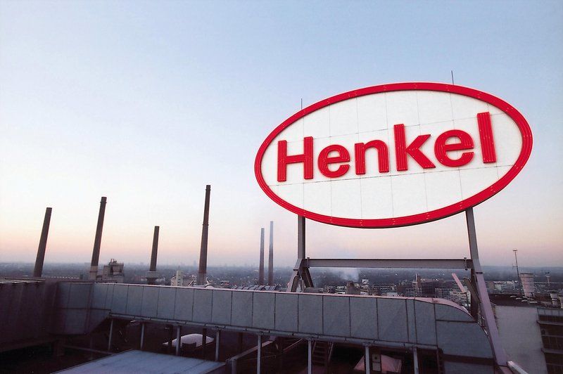 Das Henkel-Logo auf einem Dach mit rotem Schriftzug und ovalem Hintergrund.