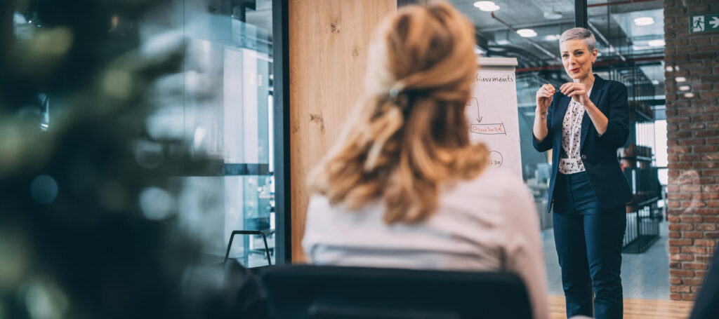 Alice D'Amato présente devant un public lors d'une séance de coaching.
