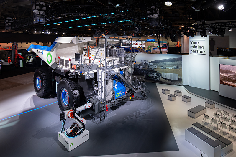 Liebherr Mining Truck 2641 auf der MINExpo 2024, präsentiert in einer Messeumgebung.