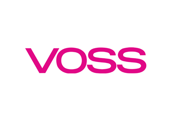Logo von VOSS in pinker Schrift auf weißem Hintergrund.
