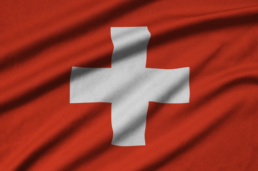 Schweizer Flagge mit rotem Hintergrund und weißem Kreuz auf einem Sportstoff.