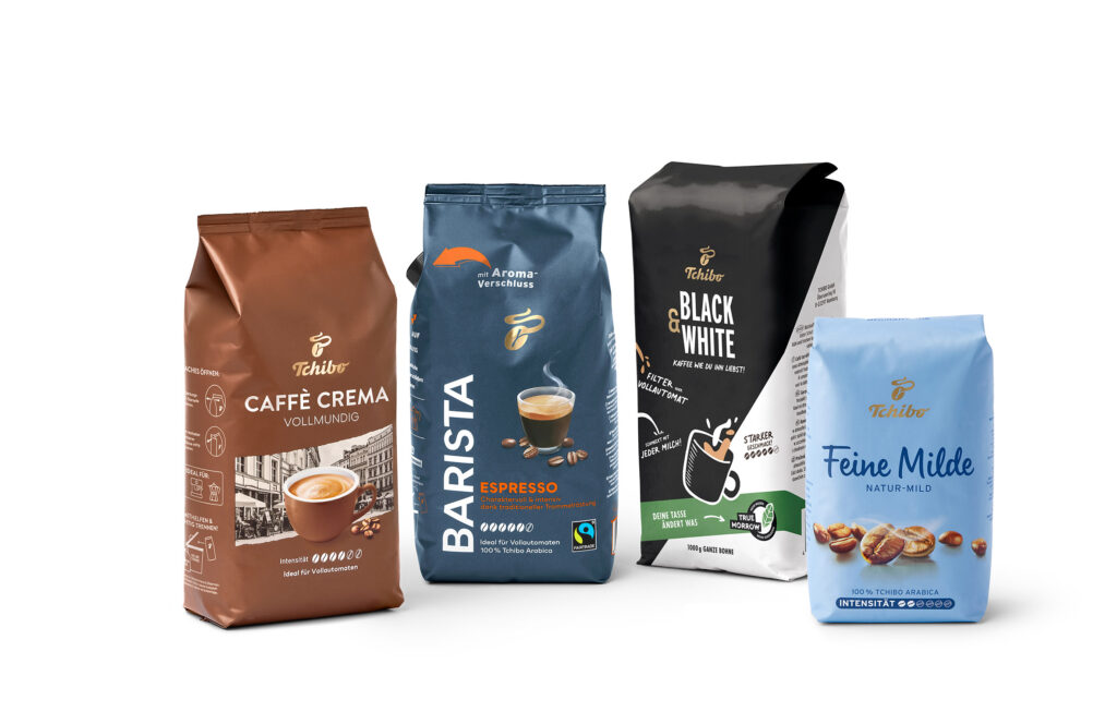 Verschiedene Kaffeeverpackungen von Tchibo, einschließlich Caffè Crema, Barista, Black White und Feine Milde.