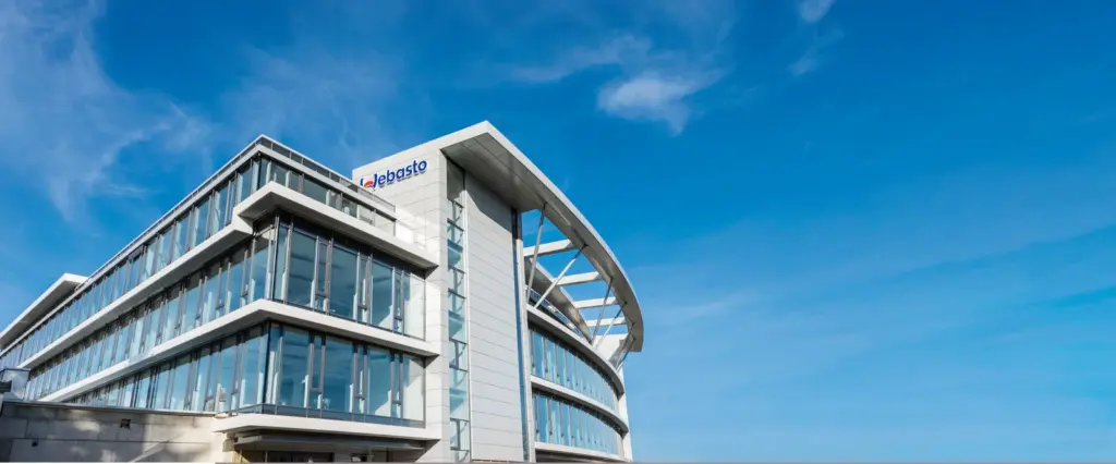 Moderne Bürogebäude des Unternehmens Webasto in Stockdorf unter blauem Himmel.