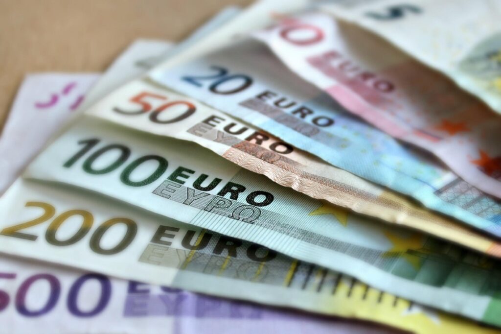 Eine Anordnung von Euro-Banknoten in verschiedenen Nennwerten, darunter 5, 20, 50, 100, 200 und 500 Euro.