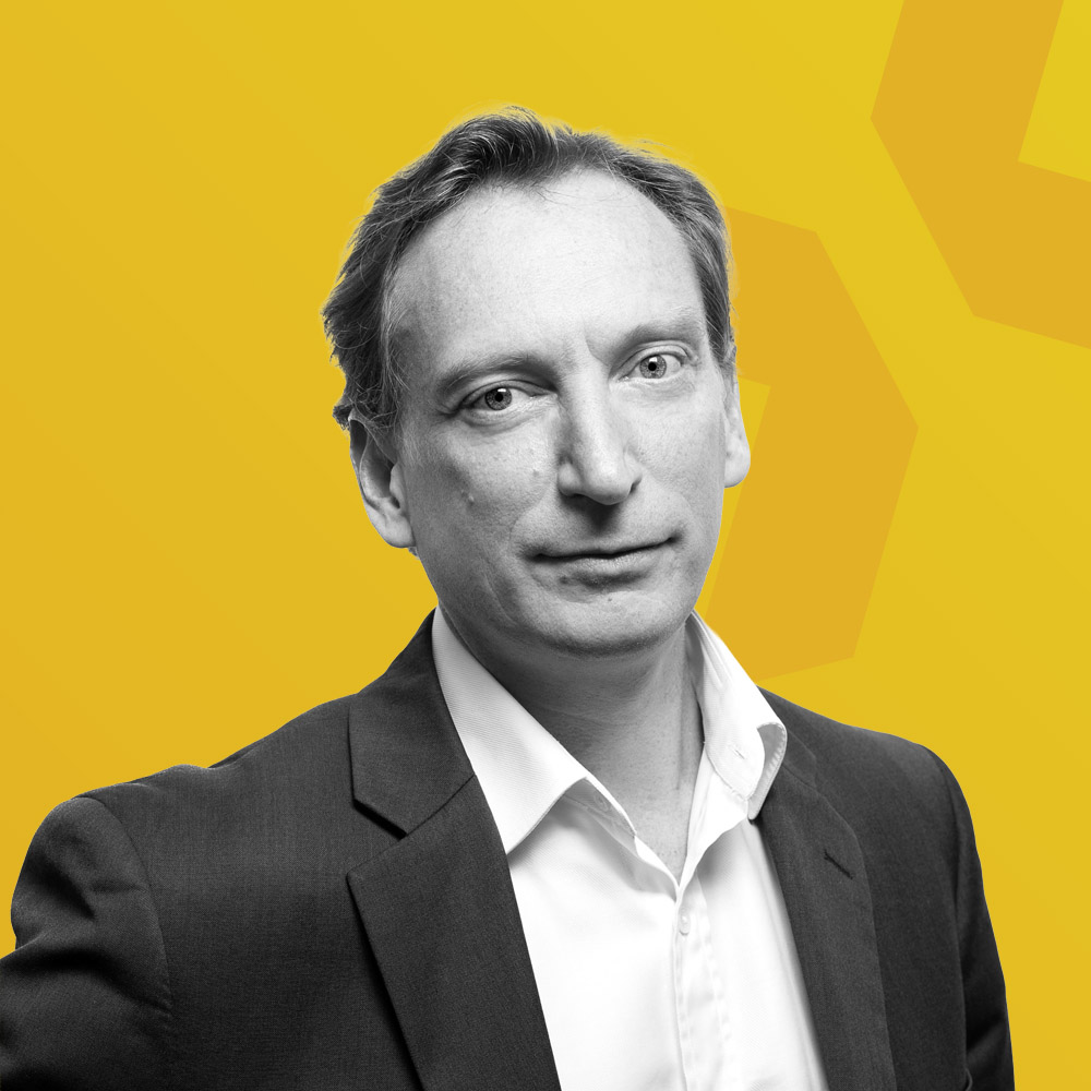 Porträt von Andrew Weissmann mit neutralem Hintergrund in Schwarz-Weiß.