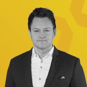 Schwarz-weiß Porträt von Marvin Müller vor einem gelben Hintergrund.
