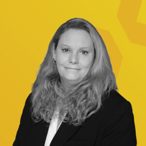 Schwarz-weiß-Porträt von Denise Roggenbrück mit gelbem Hintergrund.