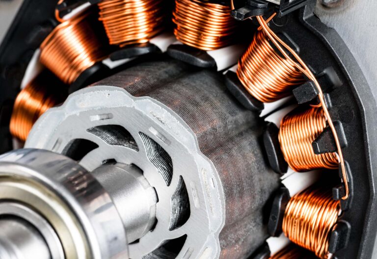 Detailansicht eines Elektromotors mit Kupferwicklungen und einem rotierenden Teil.