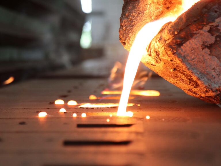 Flüssiges Metall, das während des Gießprozesses aus einer Form fließt.