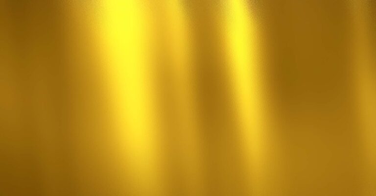 Glänzende goldene Oberfläche mit sanften Lichtreflexionen.