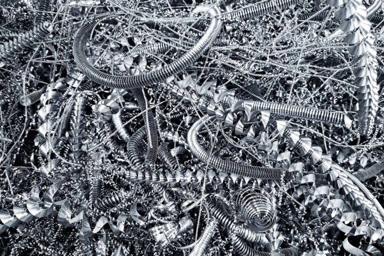 Eine Ansammlung von Metallspänen und -schnipseln in verschiedenen Formen und Größen.