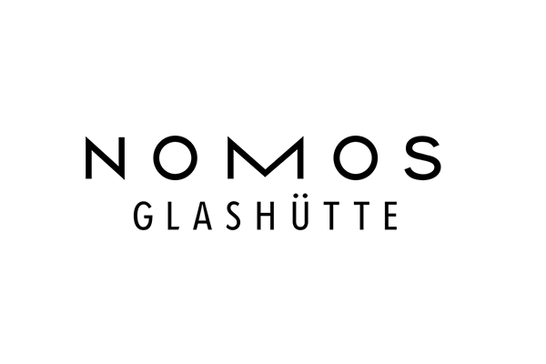 Logo von NOMOS Glashütte in schwarzer Schrift auf weißem Hintergrund.