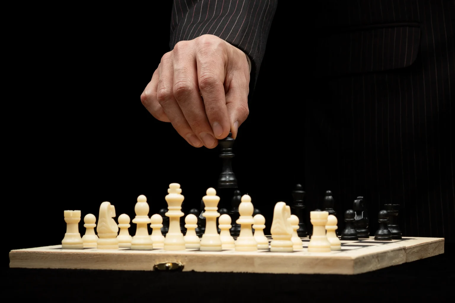 Spieltheorie in der Praxis – Schachbrett symbolisiert strategische Entscheidungen in Verhandlungen und Vergabeprozessen im Einkauf