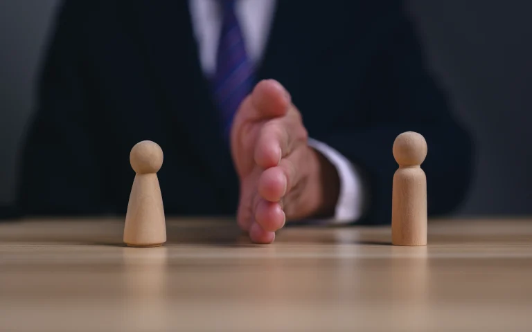 Achats stratégiques - Homme d'affaires avec deux pions stratégiques assis à un bureau