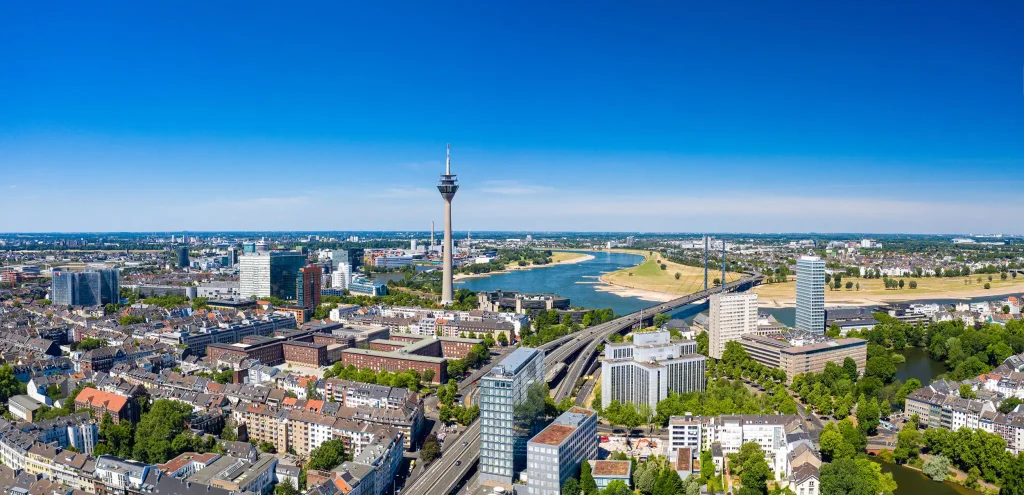 Panoramablick auf die Skyline von Düsseldorf mit dem Rheinturm und umliegenden Gebäuden.